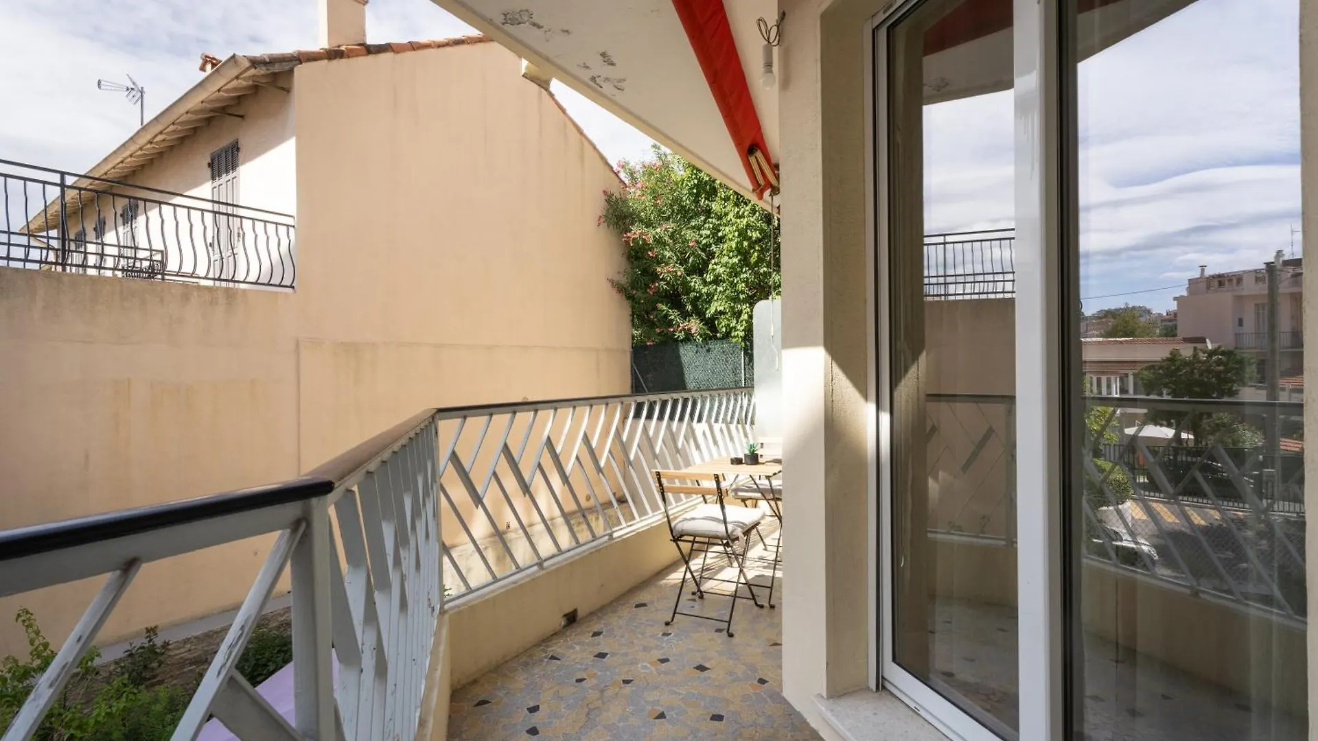 Apartment Studio Calme Et Climatise Au Coeur De Cannes
